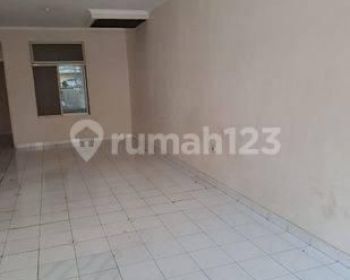 Rumah Bagus di Taman Modern, Jakarta Timur