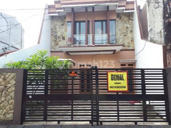 Rumah 2 lantai siap huni otista jaktim dekat tol