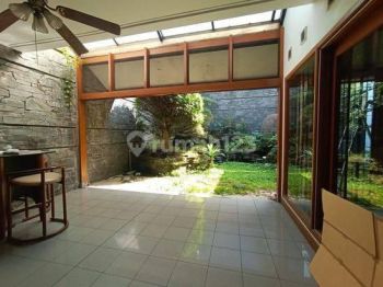 Disewakan Rumah Bersih Terawat Strategis di Setra Indah