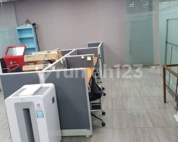 Ruang Kantor Full Furnished Siap Pakai Bebas Ganjil Genap di Mega Kuningan.