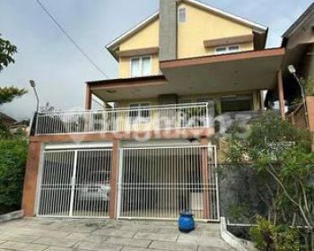 RUMAH VILLA 3 LANTAI SIAP HUNI KOTA BATU
