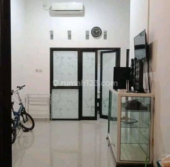 DISEWAKAN RUMAH DENGAN KONSEP BALI TENGAH KOTA JEMBER