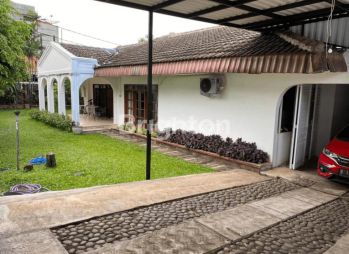 RUMAH NYAMAN, HALAMAN LUAS, BISA DIJADIKAN KANTOR LOKASI KEMANG UTARA