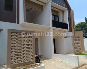 Townhouse 2 Lantai Dengan Desain Yg Mewah Dan Modern