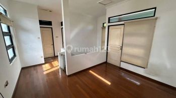 Rumah 2 Lantai Bagus di Sariwangi SHM