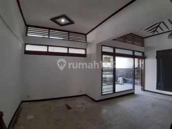 Disewakan Rumah Di Tebet 2 Lantai Semi Furnished Lokasi Strategis