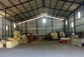Gudang Dekat Pintu Tol Kalikangkung Pinggir Jalan Raya