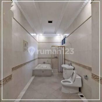 Rumah 2 Lantai Bagus SHM di Menteng, Jakarta Pusat