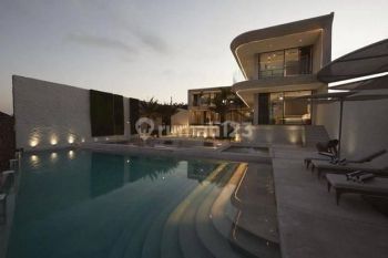 Experience Unparalleled Luxury In This Exquisite Two story Villa