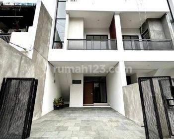 Rumah 3 Lantai + Rooftop. Dekat Tebet Eco Park