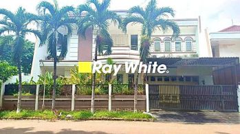 Rumah Hadap Timur Laut di Intercon, Kebon Jeruk