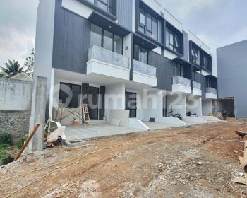 FOR SALE RUMAH 3 LANTAI  DEKAT PINTU TOLL BAMBU APUS JAKTIM