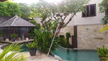 Rumah Bagus Semi Furnished 2 Lantai SHM Kerobokan Bali