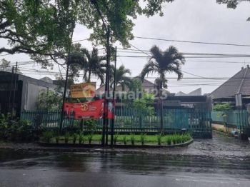 rumah kuno strategis . cocok untuk bisnis cafe, resto.