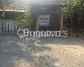 RUMAH KLASIK DENGAN 2 PINTU DEPAN DAN BELAKANG DI KUTISARI SURABAYA