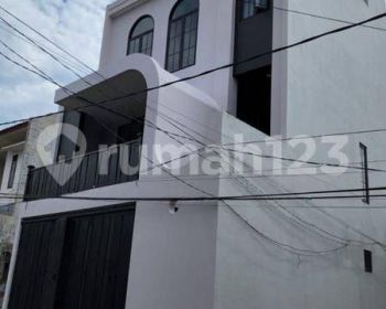 Rumah baru 3 lantai roftop siap huni lokasi bagus intan cilandak