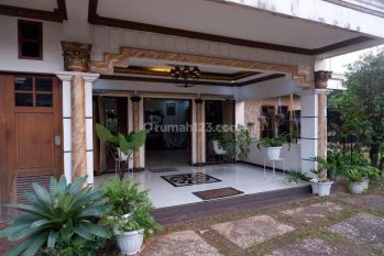 Rumah mewah di Cibubur, sangat asri dan nyaman.