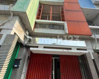 Ruko 3 lantai di taman Semanan Indah' dekat stasiun KA
