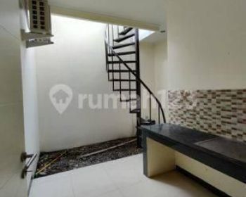 Di Sewakan Rumah Hunian Nyaman 2 Lantai Siap Huni Lokasi di Taman Kopo Indah 5