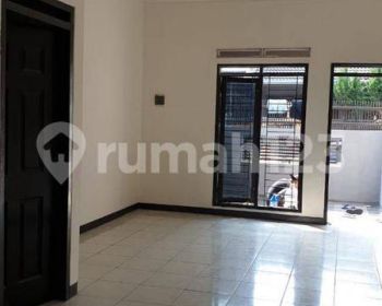 Rumah Siap Huni, Modern Minimalis, Bagus di Taman Holis indah