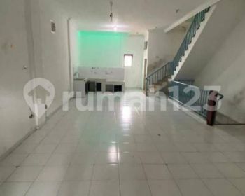 Rumah di Jelambar. Jakarta barat 3 Lantai Sudah Renovasi, SHM