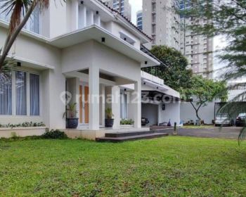 Rumah mewah terawat murah halaman luas di area Kebayoran lama