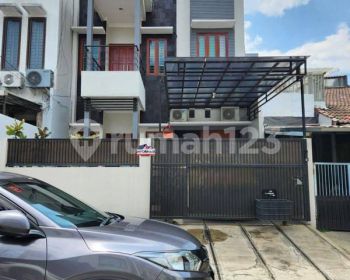 Rumah di Puri Indah Blok E 2 Lantai SHM Bagus Utara