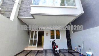 Rumah Baru Taman Ratu. 3 Lantai. 4x20. Jalan 2 Mobil. Siap Huni