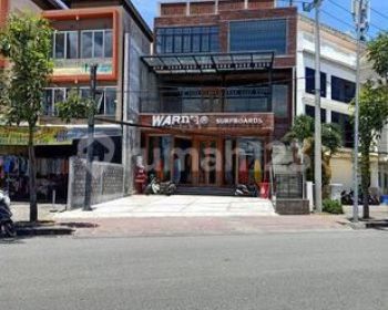 Ruko lebar dan luas di jalan utama Dewi Sri Seminyak