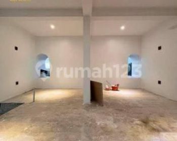 TOWN HOUSE MEWAH 3 LANTAI KONSEP AMERICAN CLASSIC DENGAN ATTIC ROOM + MINI DI