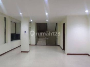 DISEWAKAN GEDUNG KANTOR 3LANTAI LOKASI STRATEGIS MAINROAD