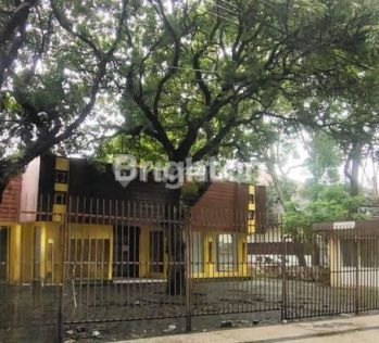 Ruko sangat luas dan parkir 10 mobil di area Dieng kota Malang