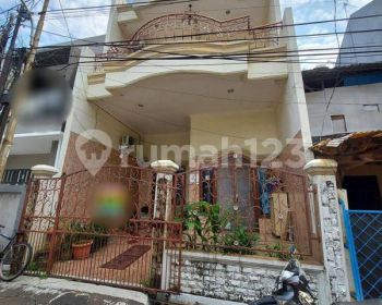 Rumah 2,5 lantai di Kompleks pemukiman Sunter.