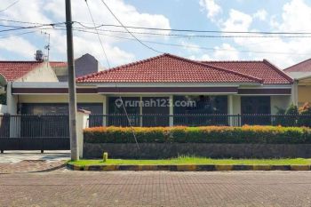 Rumah Siap Huni Depan Taman, Lokasi Bagus