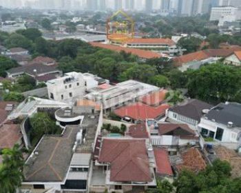 Rumah Menteng 2 Lantai Strategis, Ada Pool, Backyard Cantik
