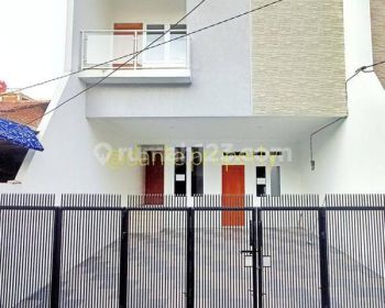 Minimalis Baru Tebet Timur Dekat Taman Dengan Rooftop