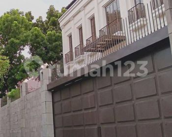 KEMANG SELATAN RUMAH MEWAH AMERICAN CLASSIC DESIGN UNFURNISHED PRIVATE POOL DUA