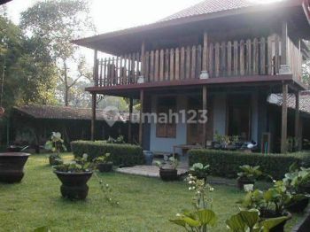 Rumah Gaya Peternakan Taman Luas Di Depok Dr 9744 Ry