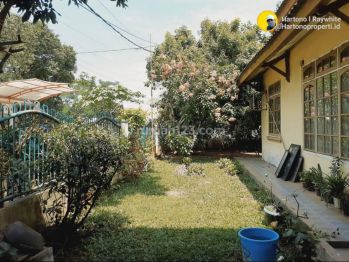 Perum dukuh zamrud  rumah sangat luas jalan utama  cepat