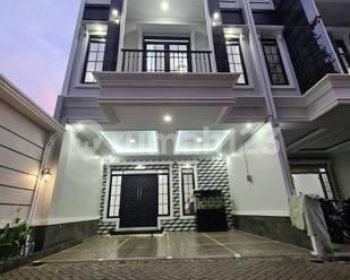 DIJUAL RUMAH BARU MEWAH KOKOH 3 LATAI DALAM CLUSTER ONE GATE STRSTRGIS DEKET KE
