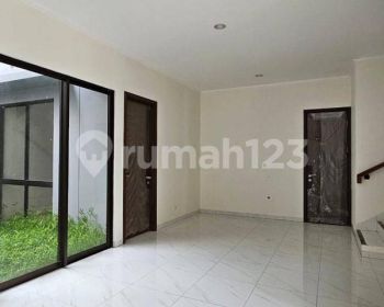 Disewakan Rumah 2 Lantai, Masih Baru di Dakota Suvarna Sutera