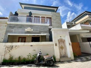 Rumah 2 Lantai lokasi Stategis dekat berbagai Fasilitas