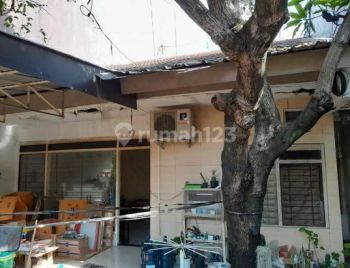 RUMAH MANYAR TIRTOMOYO STRATEGIS FAVORITE