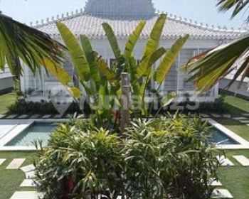 Bali Piramidas White Villa Tumbak Bayuh