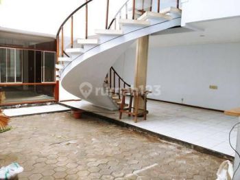 Rumah 2 Lantai Butuh Renovasi minor saja