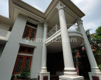 Rumah mewah siap huni di area darmawangsa ada swimming pool