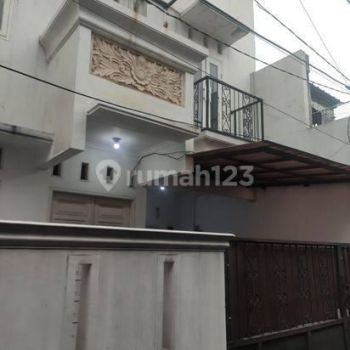 Disewa Rumah Cantik Ada Rooftop Luas 150m2 Akses Mobil di Tebet