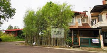 Dijual Rumah Hook Fully Furnished, 2 Lantai 290 m2 di Center Point
