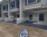 thumbnail-rumah-klasik-2-lantai-3-menit-ke-gerbang-toll-kukusan-depok-1