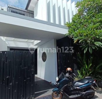 VILLA UMALAS LINGKUNGAN PRIVATE FULL FURNISH